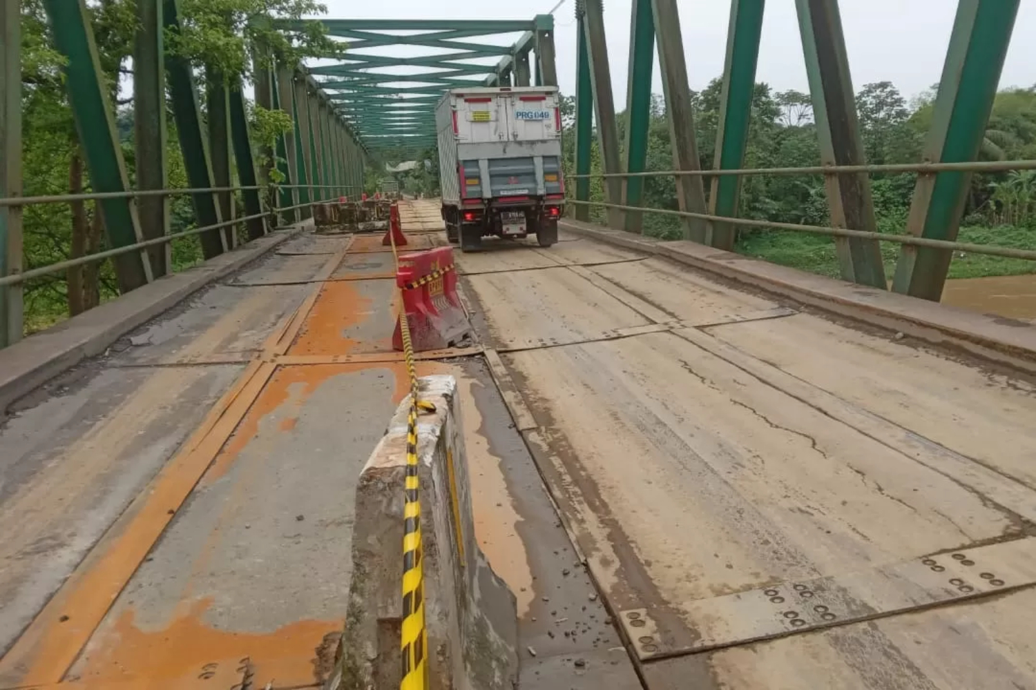 Kondisi Jembatan Leuwiranji di Kecamatan Rumpin, Kabupaten Bogor yang dinilai berpotensi membahayakan pengendara yang melintas. (dok. Radar Bogor)