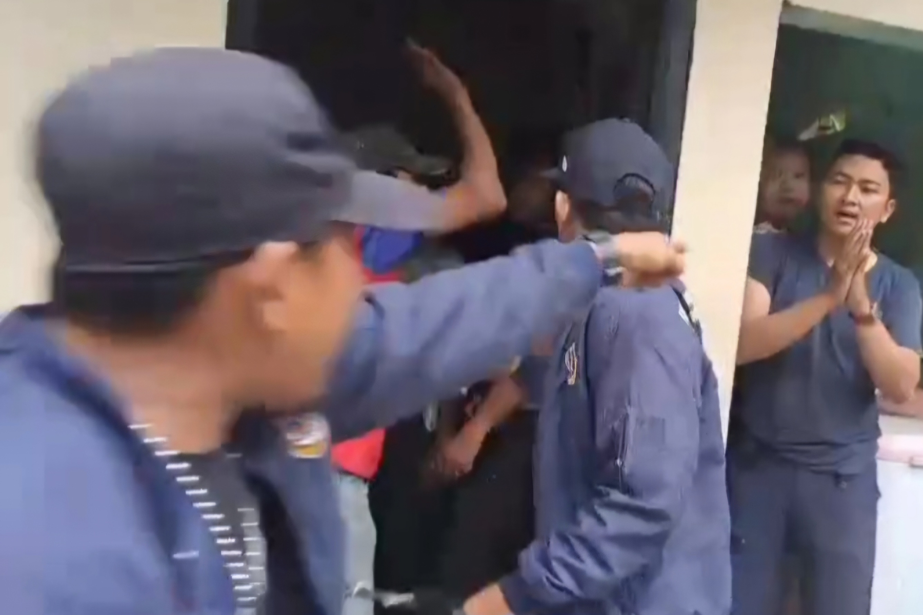 Sejumlah anggota Karang Taruna Desa Cirarab, Kabupaten Tangerang, Banten, menggerebek petugas Dinas Perhubungan (Dishub) Kabupaten Bogor, Selasa (16/9). (Istimewa)