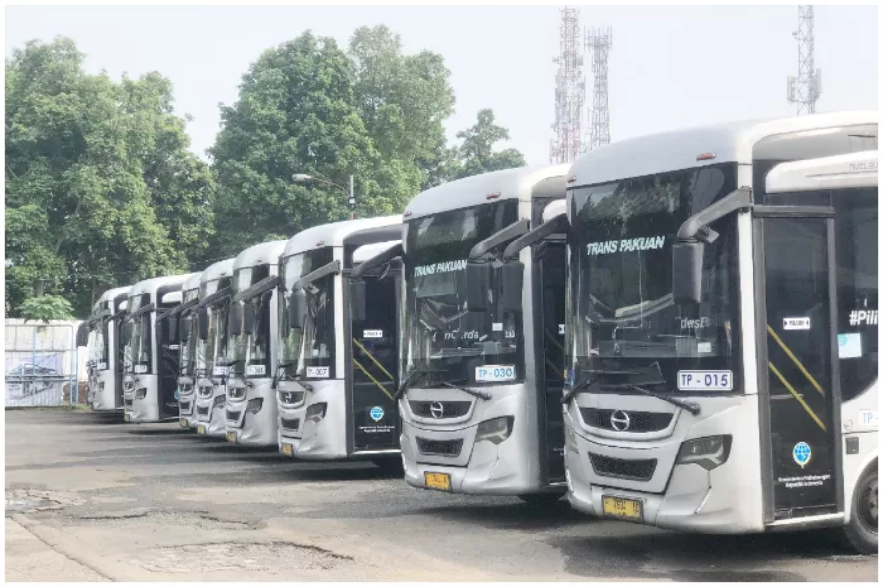Sejumlah armada Biskita Transpakuan terparkir di Poll Terminal Bubulak Kota Bogor. Rute K5 dan K6 Biskita Traspakuan akan mulai beroperasi Senin (6/10/2025) mendatang. (Fauzan/Radar Bogor)