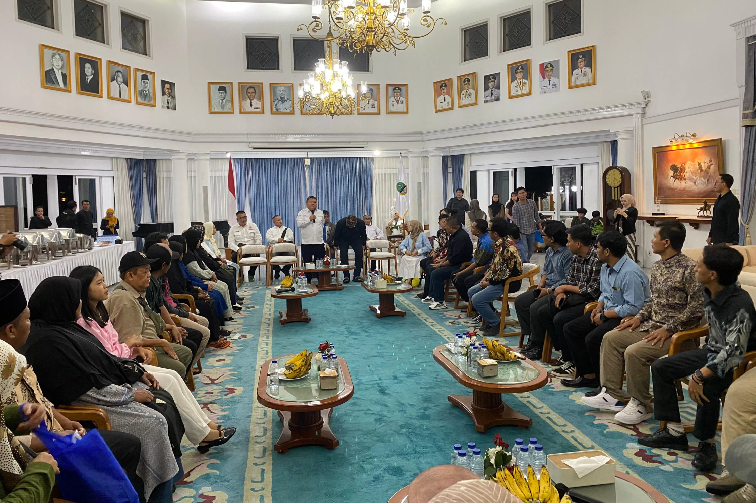 HMR bersama keluarga korban kecelakaan akibat aktivitas truk tambang menemui Gubernur Jawa Barat, Dedi Mulyadi, Kamis (2/10/2025). (HMR untuk Radar Bogor)