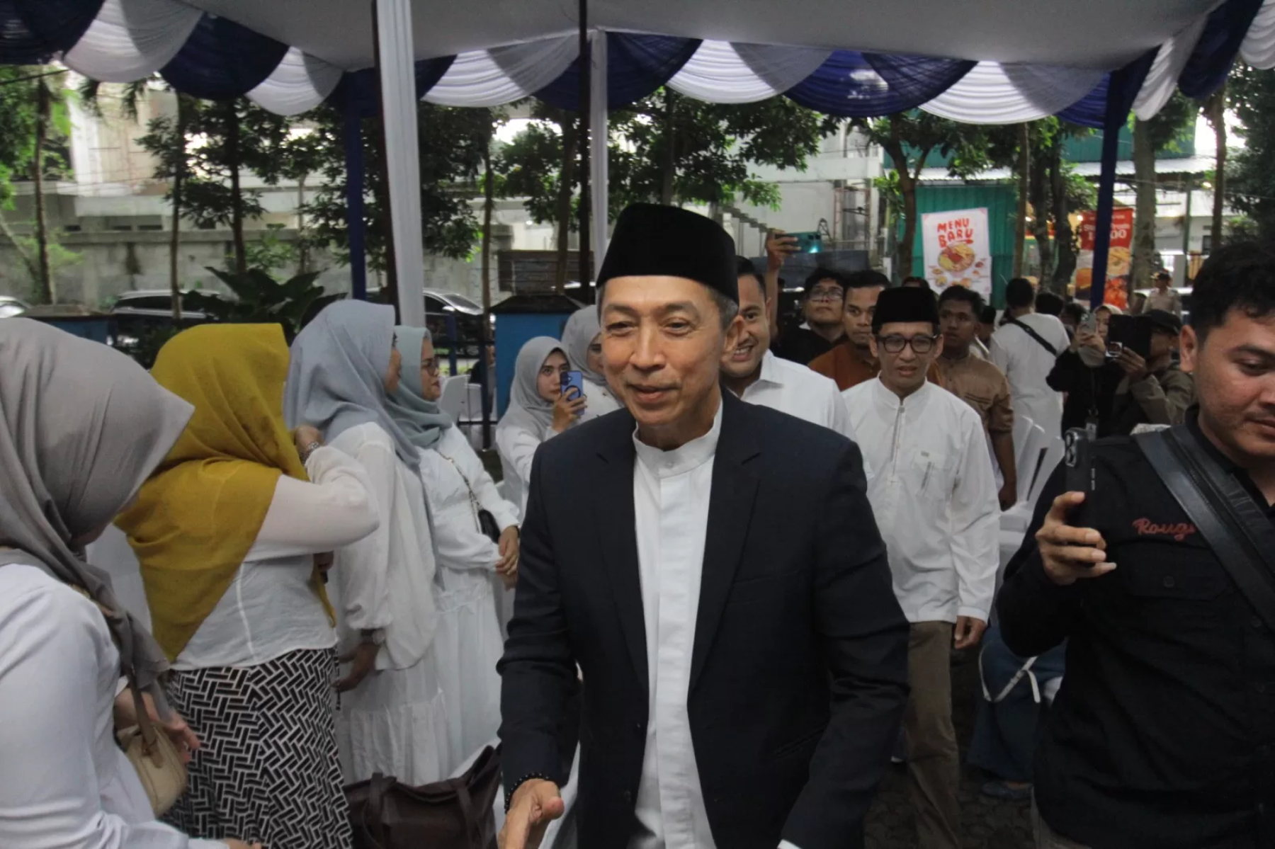 Wali Kota Bogor Dedie Rachim saat menghadiri kegiatan di PWI Kota Bogor. Ia menyampaikan informasi soal dana transfer daerah yang dipangkas. (Fikri/Radar Bogor)