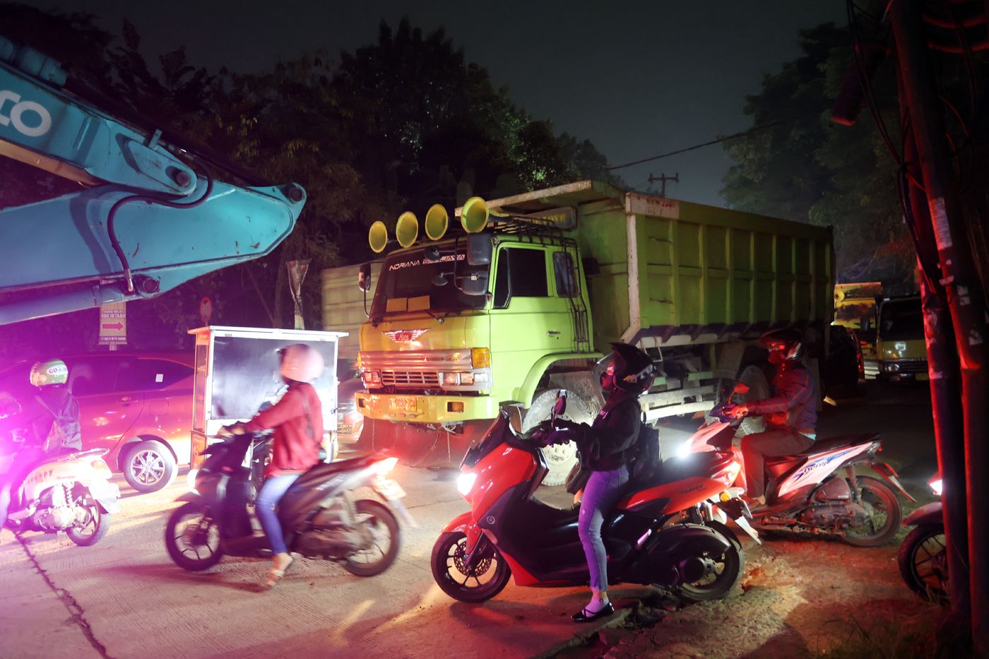 Pengguna sepeda motor bersaing dengan truk tambang yang menyebabkan kemacetan di jalur Parung Panjang, Bogor, Jawa Barat. (Dery Ridwansah/JawaPos.com)