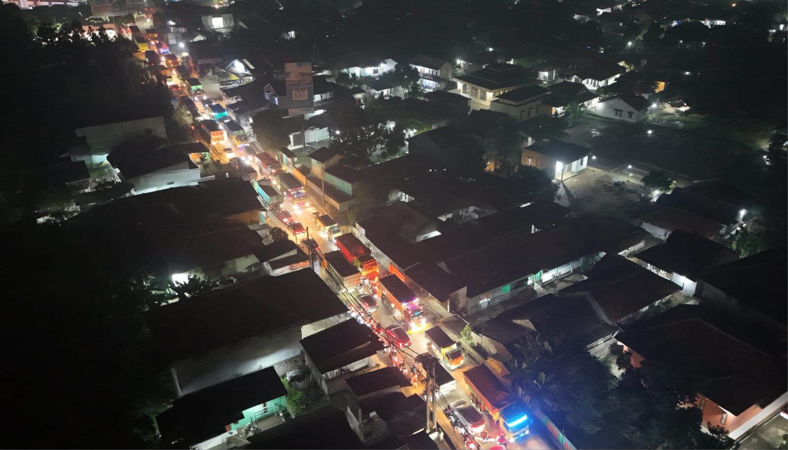 Kemacetan Parung Panjang akibat aktivitas truk tambang di kawasan Jalan Moh Toha, Bogor, Jawa Barat, Jumat (19/8/2025). (Dery Ridwansah/JawaPos.com)