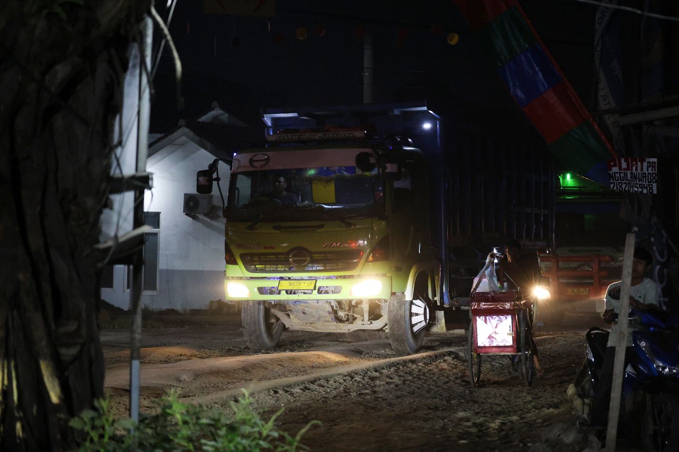Truk tambang melintasi kawasan Parung Panjang Bogor. Dari hasil poling sementara, mayoritas warga Parung Panjang setuju bila tambang ditutup permanen. (Dery Ridwansah/JawaPos.com)