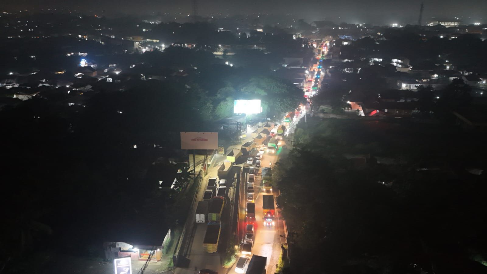 Kemacetan akibat aktivitas truk tambang Parung Panjang di Kabupaten Bogor, Jumat (19/8/2025). Usai tambang ditutup sementara, sejumlah proyek pembangunan kena imbasnya. (Dery Ridwansah/ JawaPos.com)