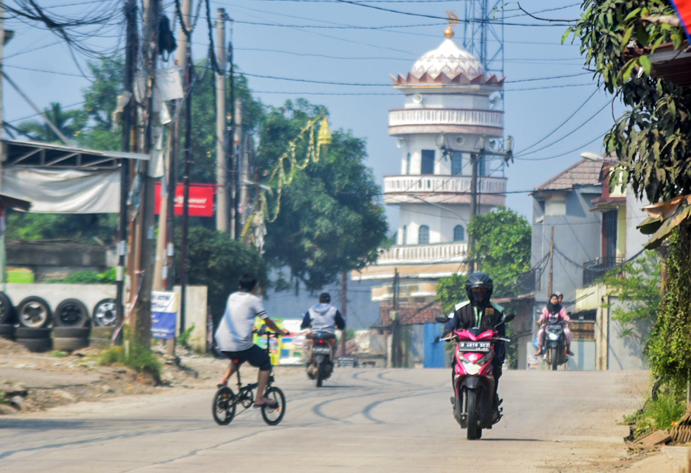 Suasana Jalan Raya Mohammad Toha, Parung Panjang bebas tanpa truk tambang, Minggu (12/10/2025). (Hanung Hambara/ Jawa Pos)