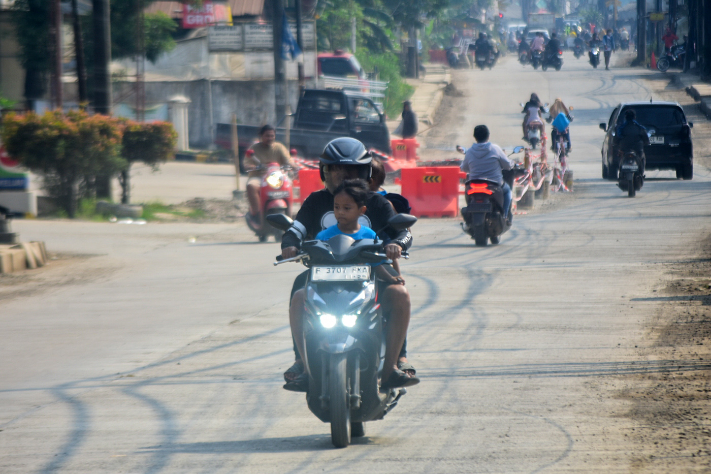 Suasana Jalan Raya Mohammad Toha, Parung Panjang bebas tanpa truk tambang, Minggu (12/10/2025). (Hanung Hambara/ Jawa Pos)
