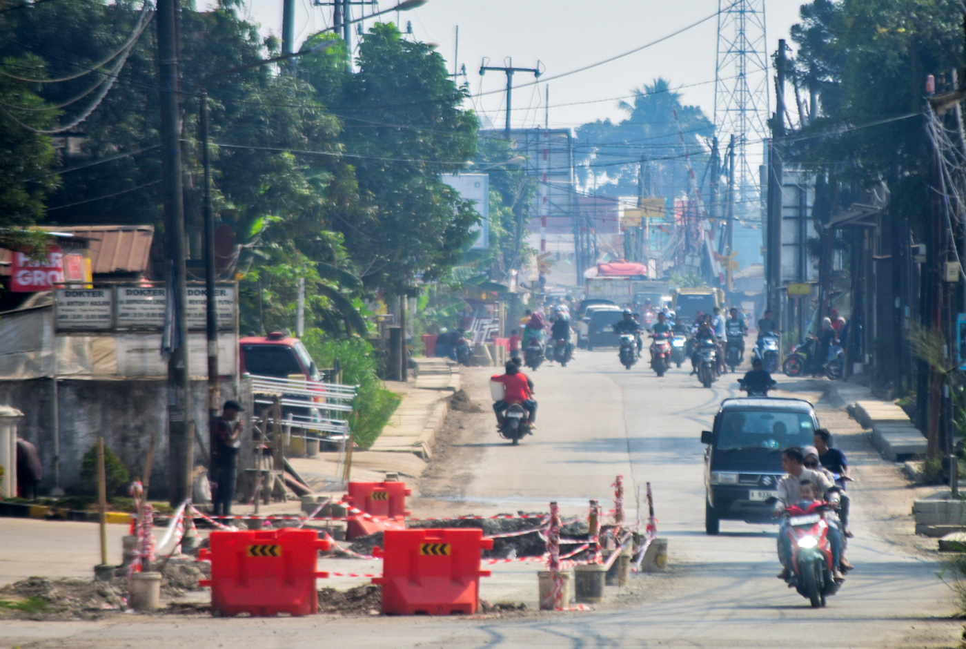 Suasana Jalan Raya Mohammad Toha, Parung Panjang bebas tanpa truk tambang, Minggu (12/10/2025). (Hanung Hambara/ Jawa Pos)