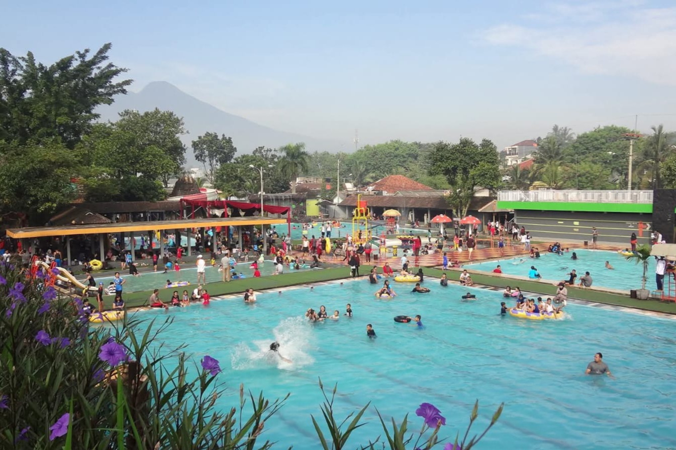 Pengunjung beraktivitas di Zam Zam Tirta Waterpark Bogor. (Facebook Zam Zam Tirta Water Park)