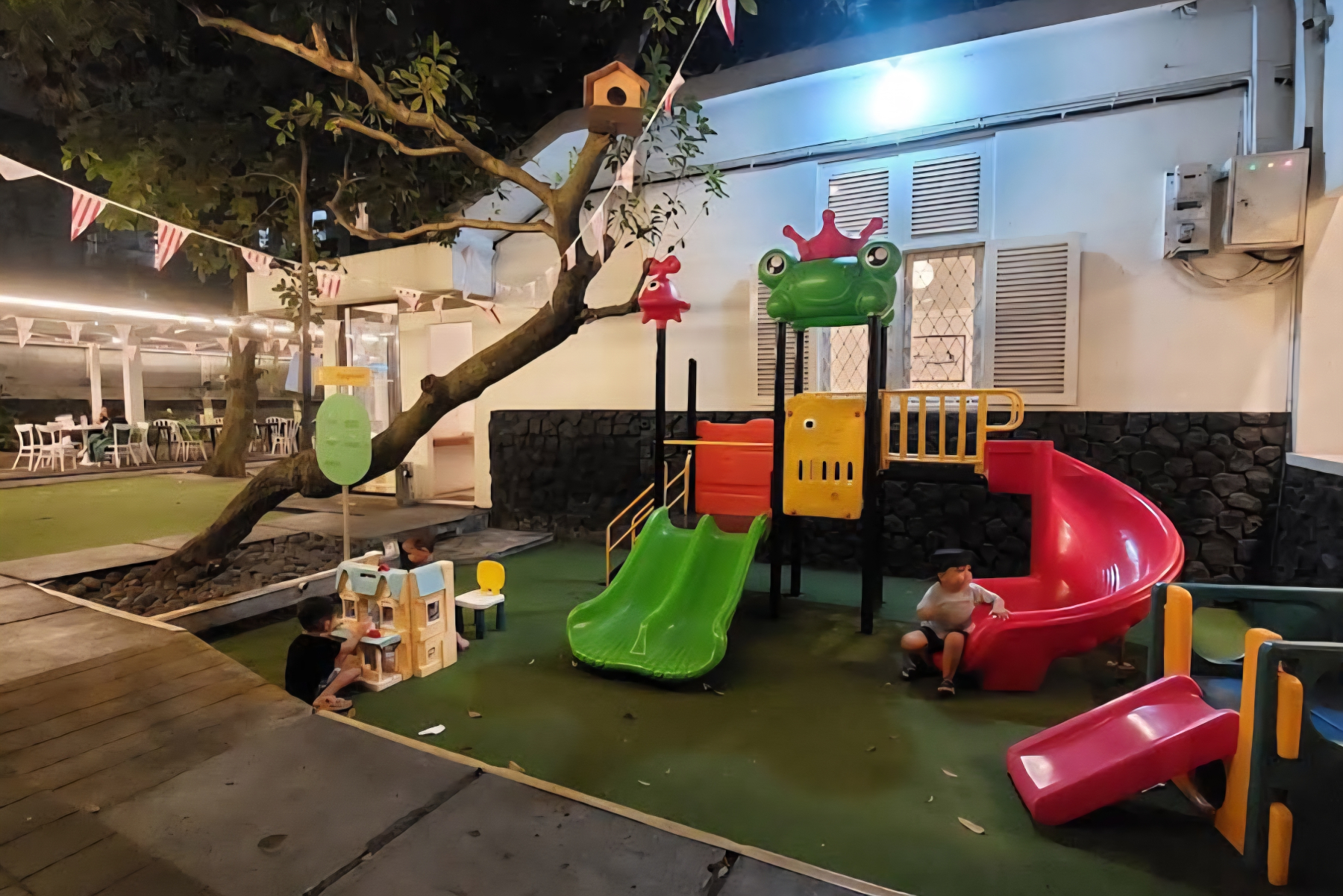 Suasana restoran Hopa Place, salah satu restoran ramah anak di Bogor yang kerap dikunjungi rombongan keluarga. (Google Maps)