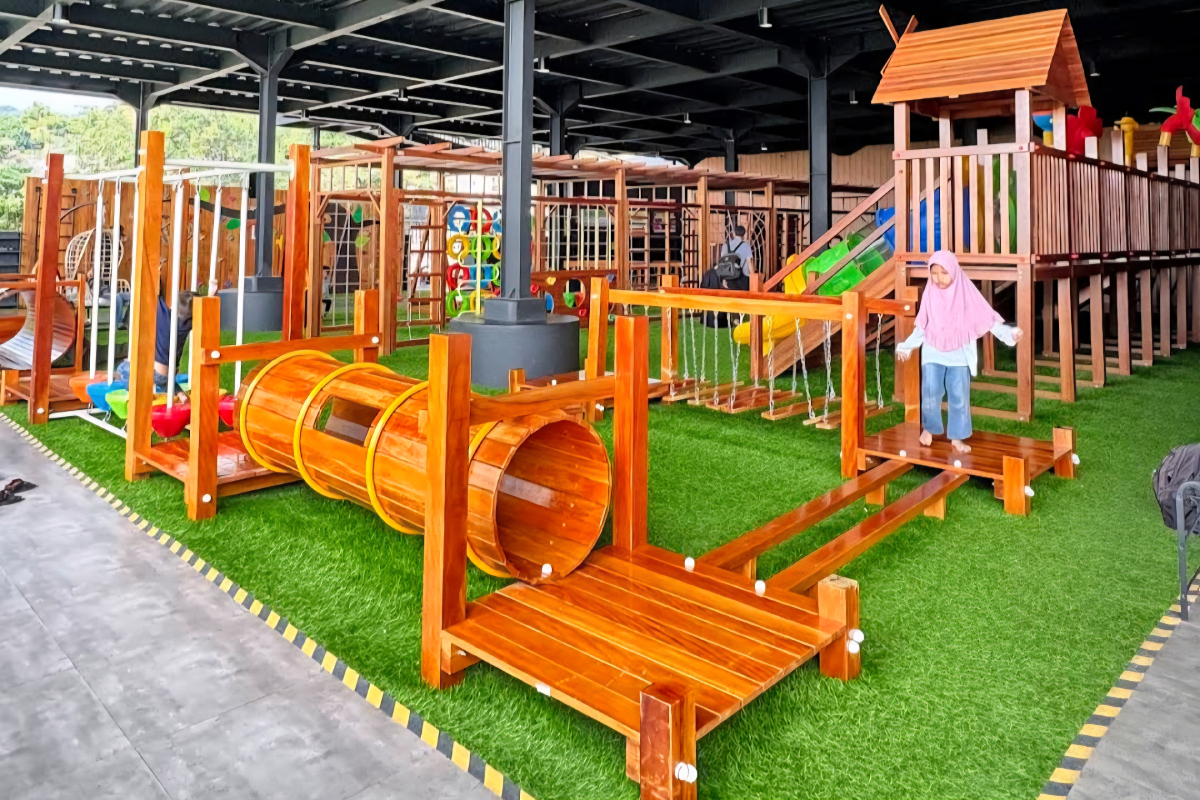 Anak-anak bermain di The Nice Playland Puncak Bogor. (Google Maps)