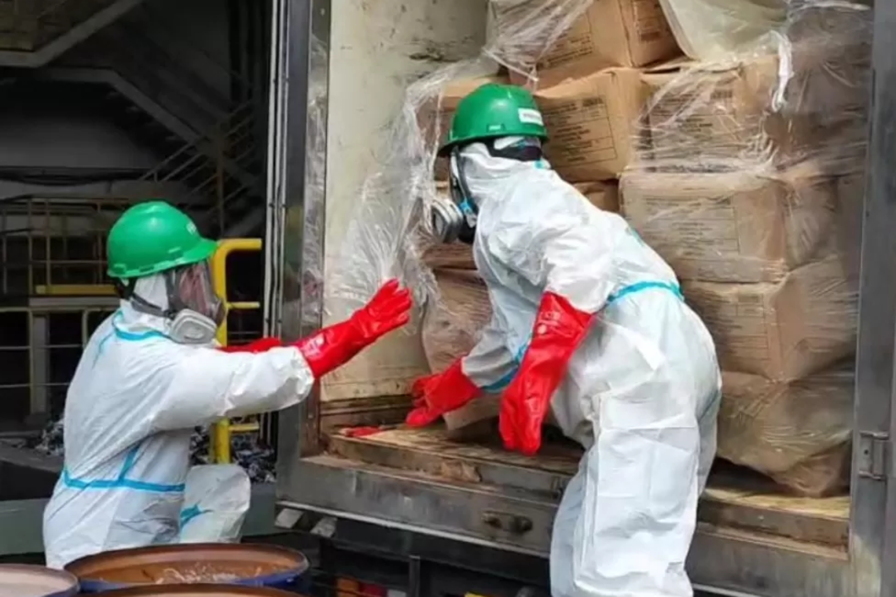 KLH memeriksa produk udang di Cikande, dan mendapati 494 kotak seberat nyaris 5 ton positif terkontaminasi cesium-137. (Muhammad Ali/Radar Bogor)