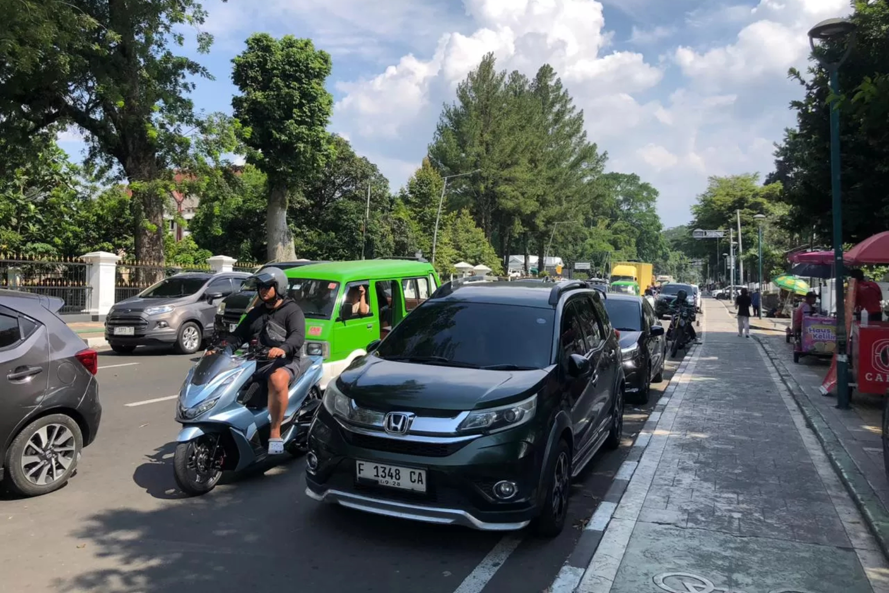 Kondisi lalu lintas di sekitar SSA Kebun Raya Bogor, Kota Bogor. Area ini menjadi salah satu titik pantauan operasi zebra Polresta Bogor Kota hari ini, Senin (17/11/2025). (Fauzan/Radar Bogor)
