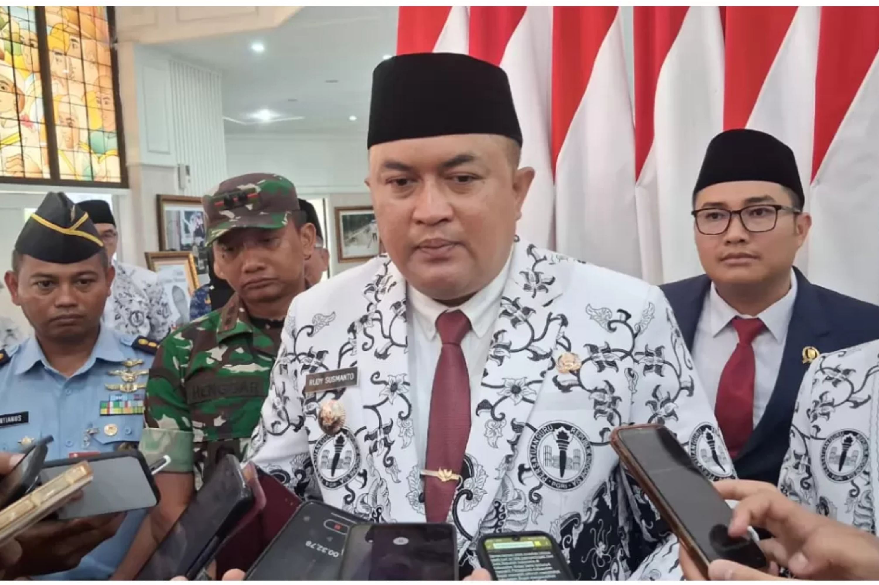Bupati Bogor Rudy Susmanto menyayakan dukungannya atas rencana pemprov Jabar mengambil alih pembangunan jalan desa. (Muhammad Ali/Radar Bogor)