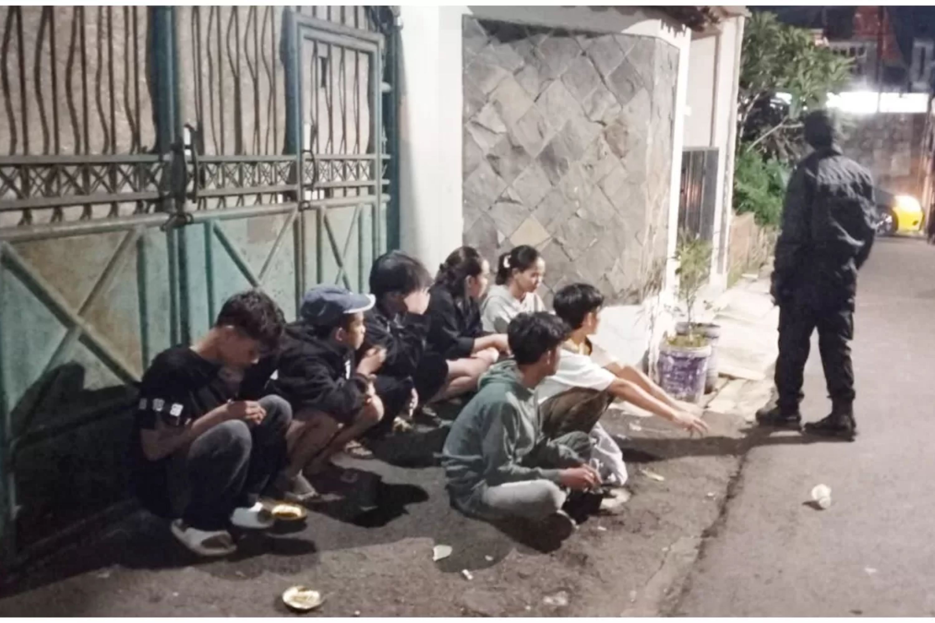 Polisi mengamankan tujuh remaja di Ciwaringin yang hendak tawuran, Selasa (25/11) dini hari. (Humas Polresta Bogor Kota)