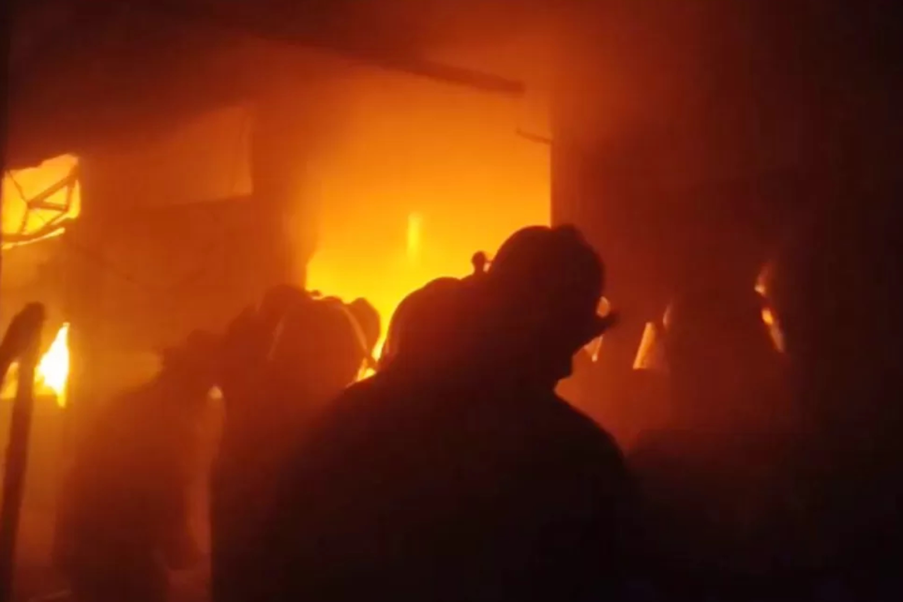 Petugas Damkar berusaha memadamkan api yang menghanguskan blok C dan D Pasar Anyar, Bogor Tengah, Kota Bogor. (Fauzan/Radar Bogor)