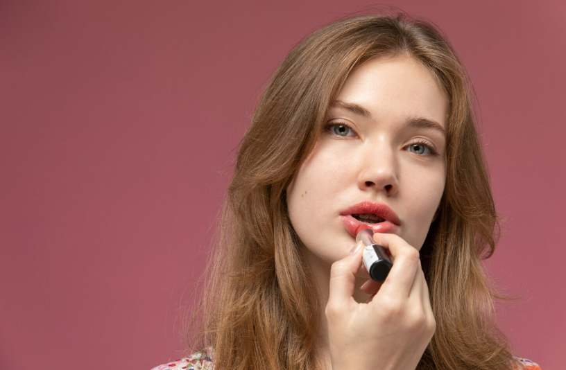 Ilustrasi memilih warna lipstik sesuai warna kulit (Dok. Freepik)