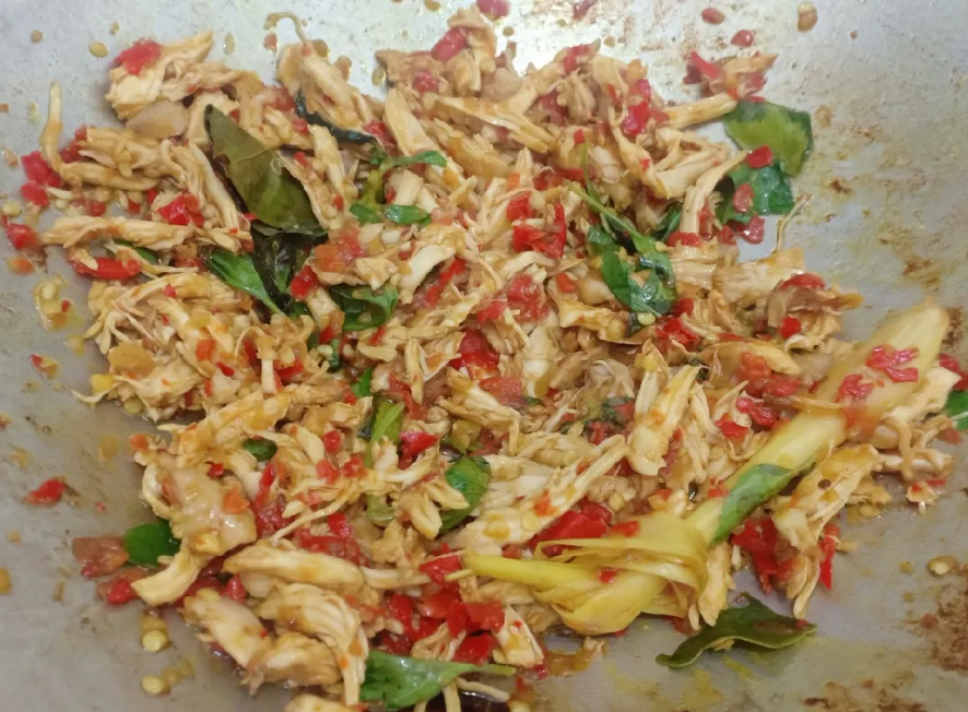 Cara membuat oseng ayam suwir daun jeruk (Dok. Cookpad)