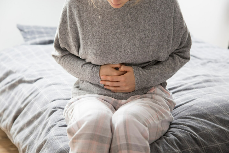 Ilustrasi sakit perut saat puasa (Dok. Freepik)