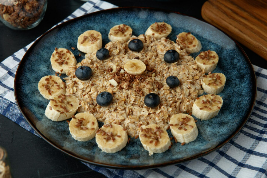 Ilustrasi oatmeal dengan pisang (Dok. Freepik) 