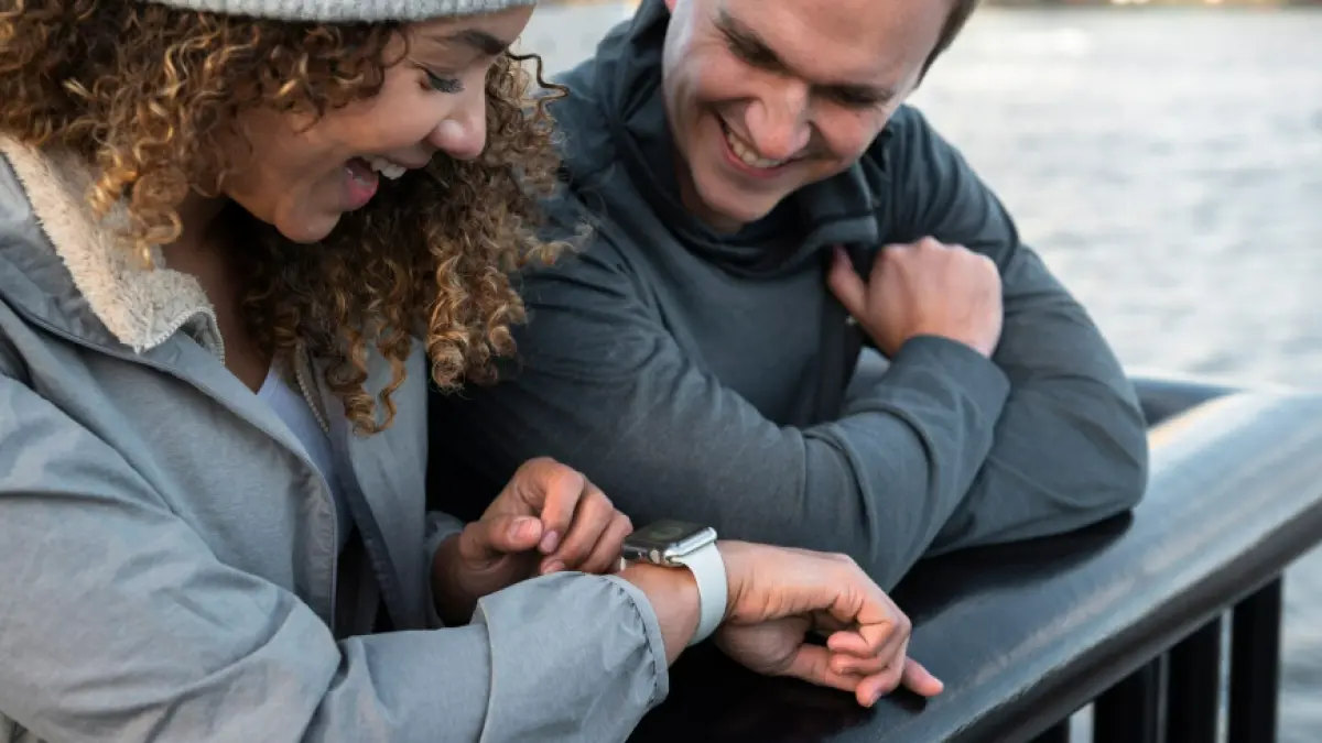 Ilustrasi orang yang memakai jam tangan (Freepik)