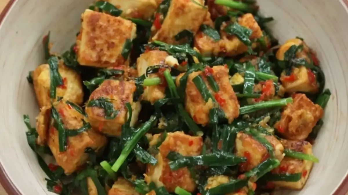 Cara membuat oseng tahu telur kucai (YouTube Devina Hermawan)