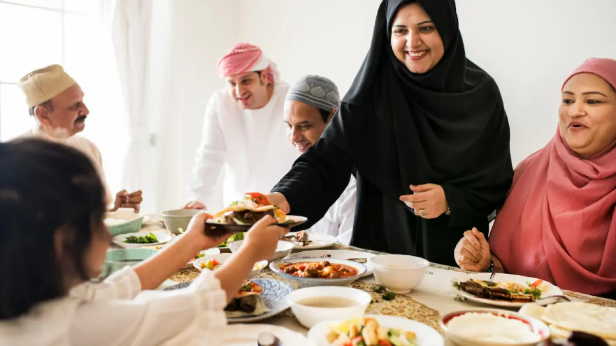 Ilustrasi adab bertamu saat Lebaran (Freepik) 