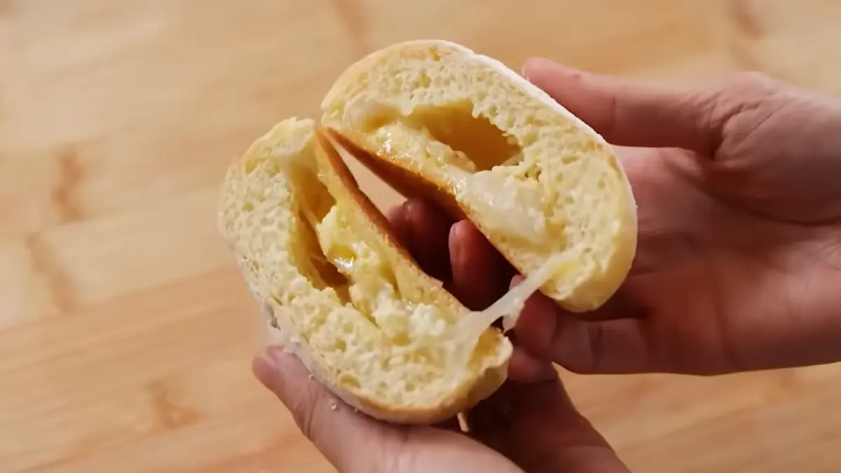 Roti isi mochi (YouTube Devina Hermawan)
