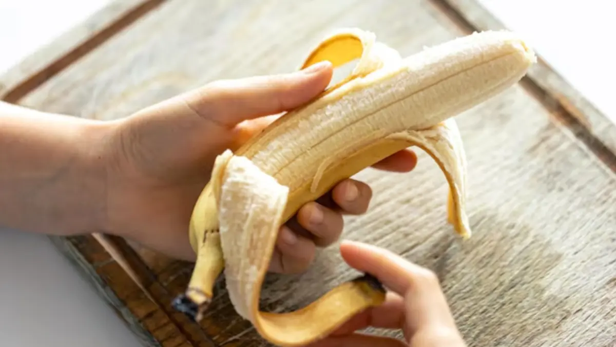 Ilustrasi mengolah kulit pisang menjadi masker wajah (Magnific)