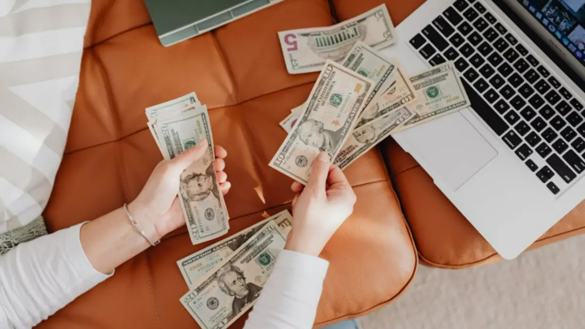 Ilustrasi weton yang akan terbebas dari kesulitan finansial dan mengalami peningkatan kekayaan (Pexels)