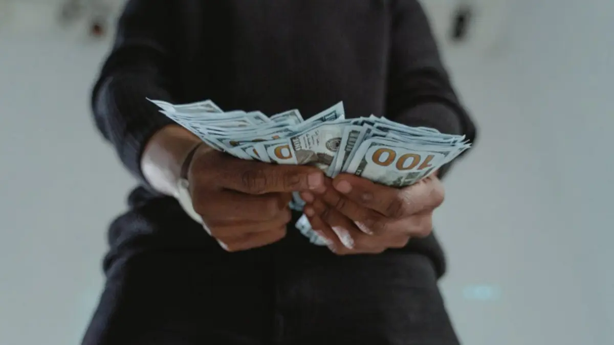 Ilustrasi weton yang diprediksi akan menikmati keberuntungan finansial (Pexels) 