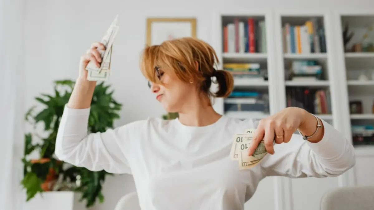 Ilustrasi zodiak yang mencetak kemajuan finansial (Pexels)