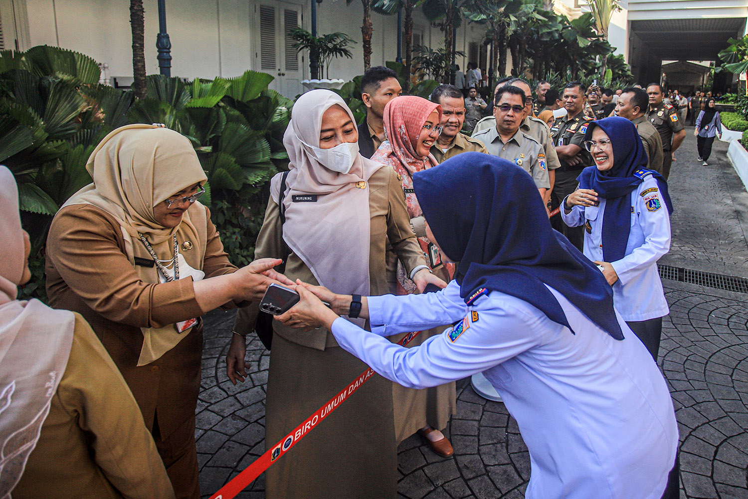 Sejumlah ASN berbaris untuk melaksanakan halal bihalal di halaman Balaikota DKI Jakarta, Selasa (16/05/2024). Pemerintah Provinsi (Pemprov) DKI Jakarta menggelar&nbsp;halal bihalal&nbsp;di hari pertama aparatur sipil negara (ASN) masuk kerja pasca libur L