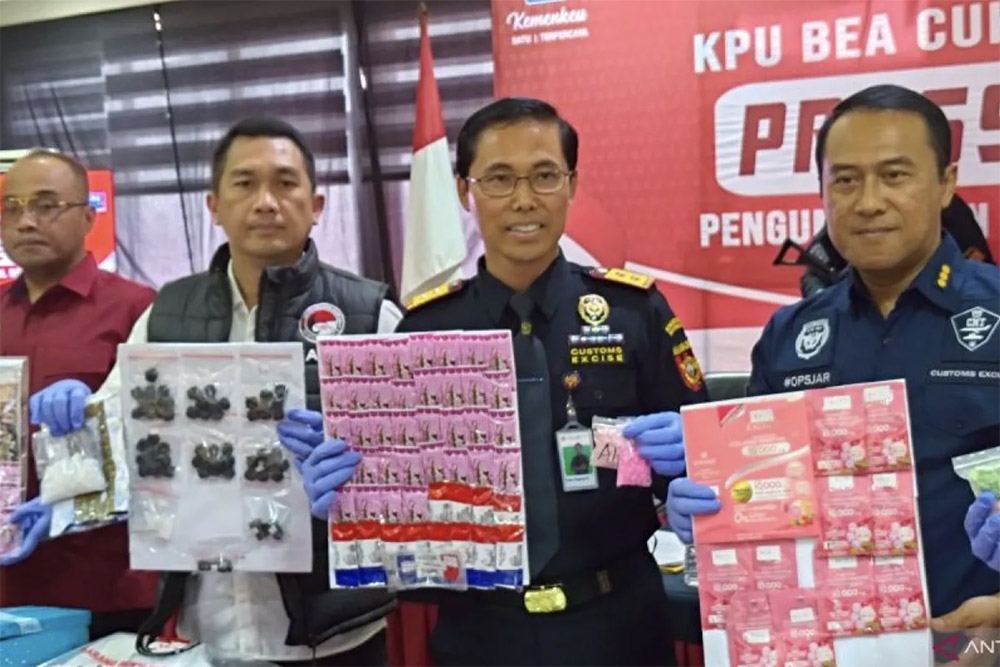 Kepala Bea Cukai Soetta Gatot Sugeng Wibowo menunjukan barang bukti hasil ungkap kasus penyelundupan narkotika dari jaringan internasional (Antara/Azmi Samsul Maarif)