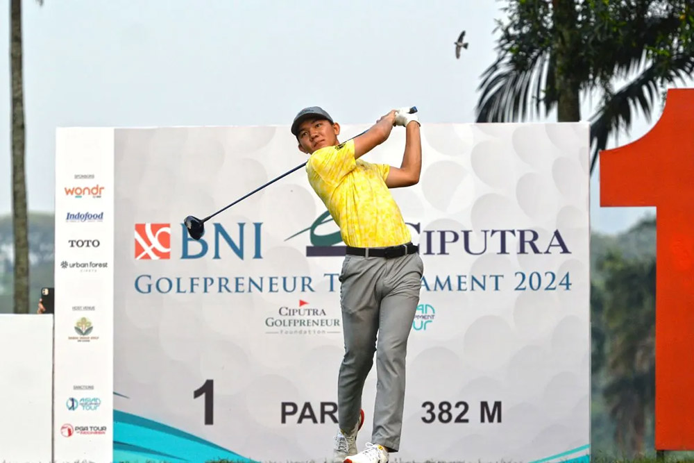 Pegolf Indonesia Jonathan Xavier Hartono memukul bola pada hari ketiga turnamen BNI Ciputra Golfpreneuer 2024 di Damai Indah Golf BSD, Tangerang Selatan, Banten, Jumat (23/8/2024). (Antara)