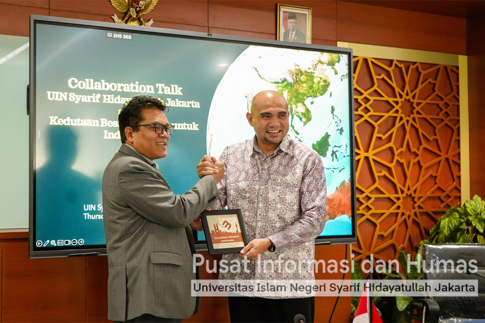 Rektor UIN Jakarta Prof. Asep Saepudin Jahar, M.A., Ph.D. dan oleh Dr. Hasnul Faizal bin Hushin Amri selaku Menteri Penasehat (Pendidikan). PIH UIN