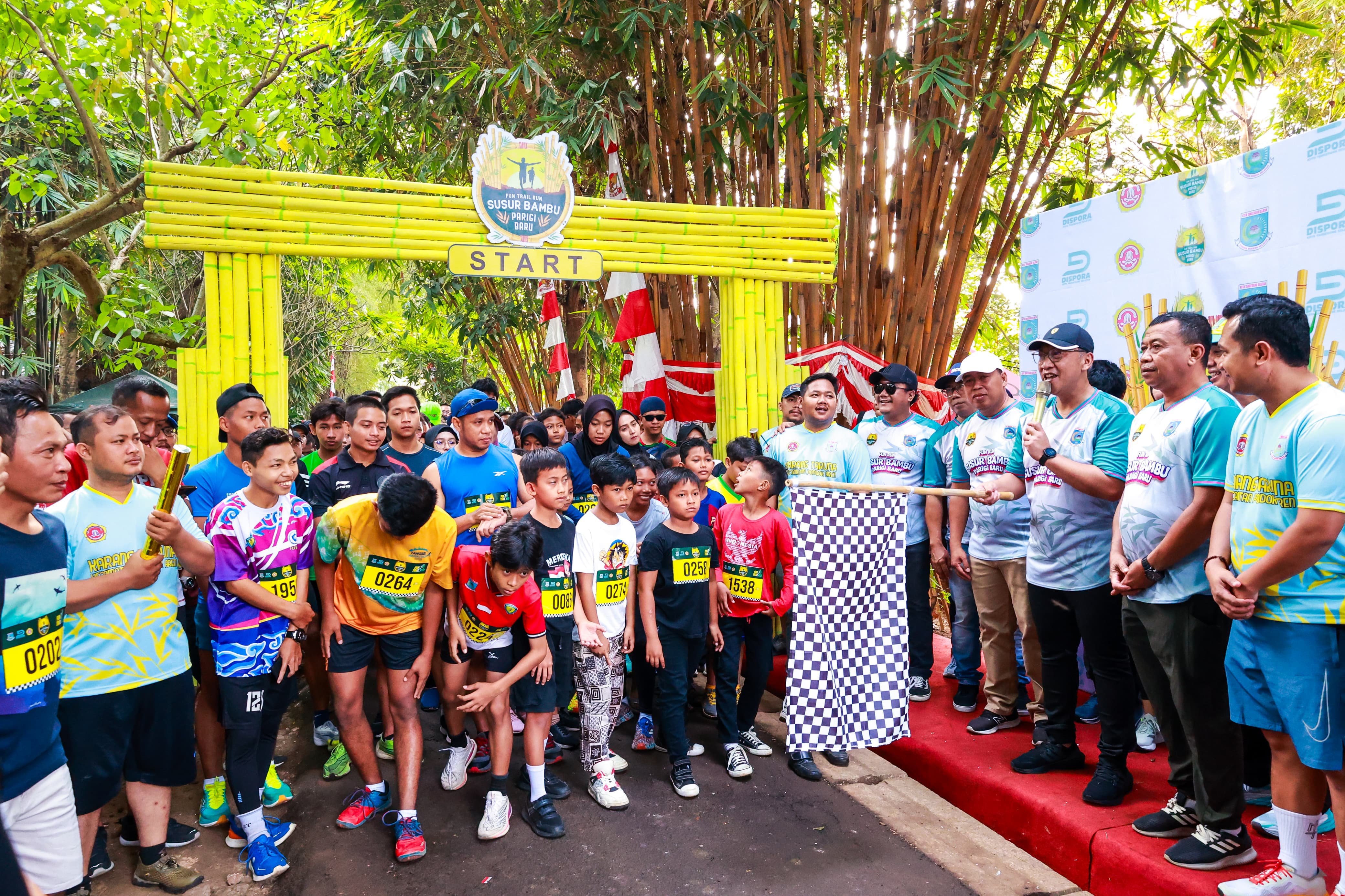 Sekretaris Daerah (Sekda) Tangsel, Bambang Noertjahjo membuka Fun Trail Run Susur Bambu. (Dok. Humas Pemkot Tangsel)