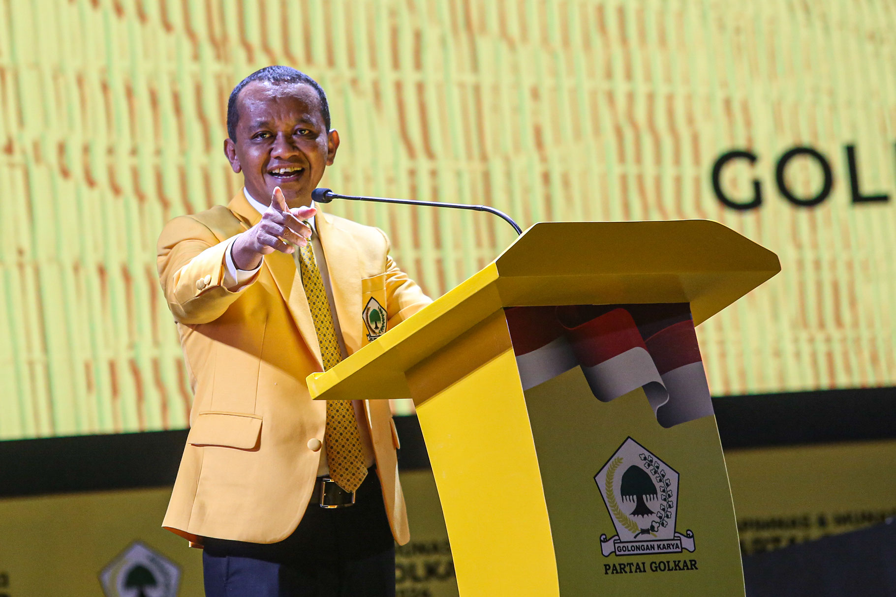 Ketua Umum Partai Golkar Bahlil Lahadalia memberi sambutan dalam Musyawarah Nasional (Munas) XI Golkar&nbsp;di Jakarta Convention Center, Jakarta, Rabu (21/8/2024). (MIfytahulhayat/Jawa Pos)