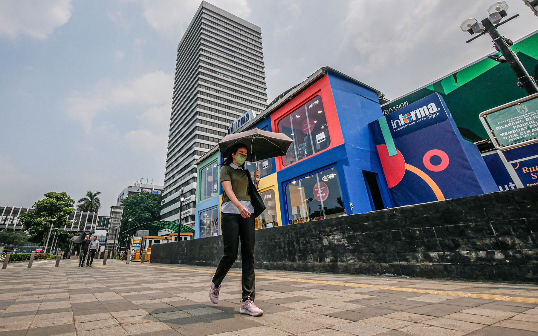 Sejumlah pekerja melindungi dirinya dari panas terik matahari di jalan Sudirman, Jakarta, Selasa (07/05/2024). BMKG merilis kondisi cuaca saat ini, meskipun Indonesia tidak masuk dalam wilayah gelombang panas atau Heat Wave tetapi saat ini cuaca cenderung