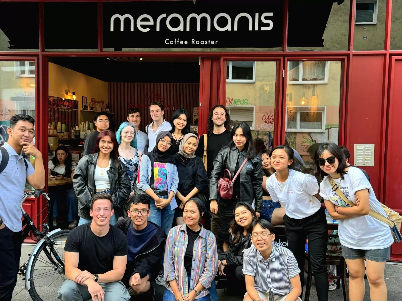 Mahasiswa Universitas Pembangunan Jaya (UPJ)  di depan Kafe Meramanis, Cologne, Jerman. (Dok. UPJ)