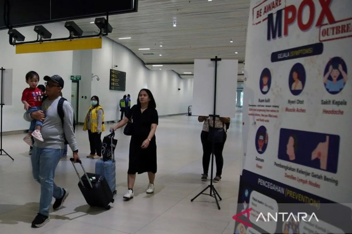 Penumpang dari luar negeri melintas di area pemindai suhu tubuh milik Balai Besar Kekarantinaan Kesehatan (BBKK) Soekarno-Hatta. (Dok: ANTARA Foto)
