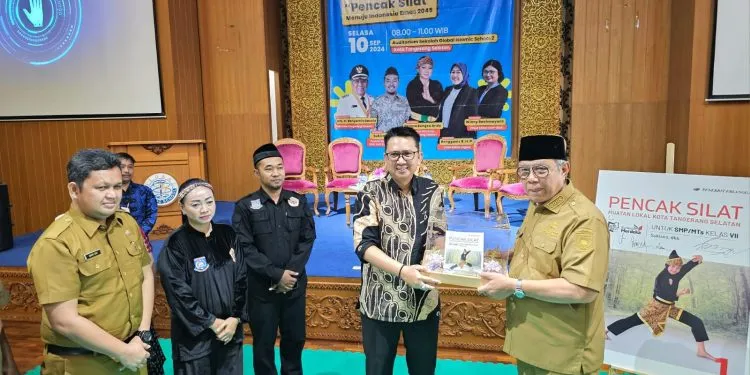 Dinas Pendidikan dan Kebudayaan (Dindikbud) Kota Tangsel merilis buku pelajaran muatan lokal (mulok) pencak silat. (Dok: Radar Banten)