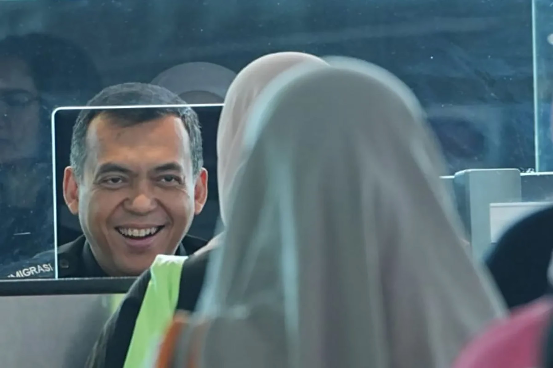 Dirjen Imigrasi Silmy Karim mendadak jadi petugas konter Imigrasi di Bandara Soekarno-Hatta, pada Sabtu (14/9/2024). ANTARA/HO-Imigrasi