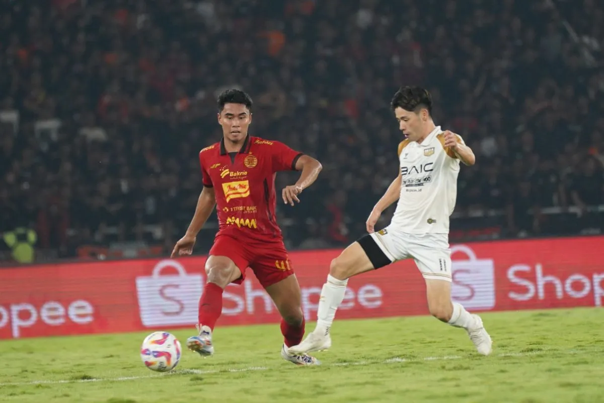 Bek Persija Muhammad Ferarri berebut bola dengan gelandang Dewa United Taisei Marukawa pada lanjutan laga Liga 1 Indonesia di Stadion Utama Gelora Bung Karno, Jakarta, Senin (16/9/2024). (Antara/HO)