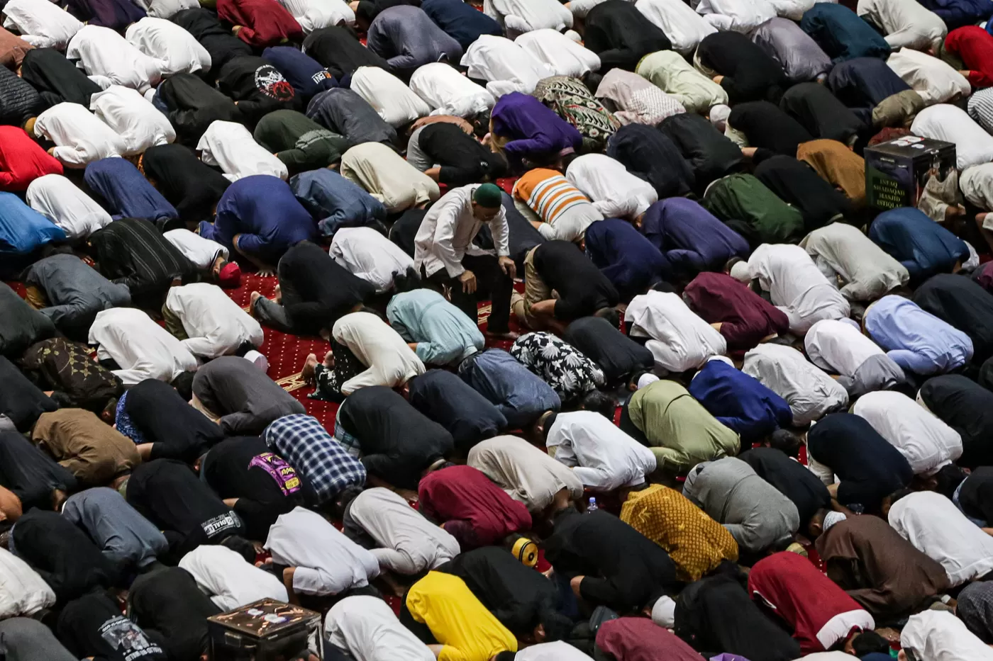 Umat muslim menjalankan ibada sholat. (Salman Toyibi/Jawa Pos)