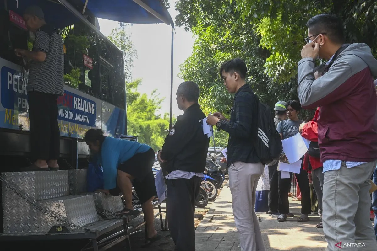 Sejumlah warga mengantre untuk pendaftaran pembayaran pajak kendaraan bermotor. (Dok. Antara)