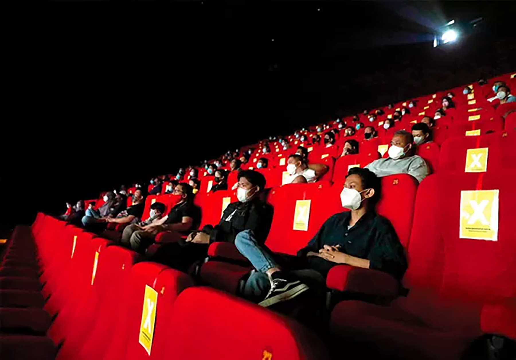 Penonton menyaksikan film di bioskop. (Puguh Sudjiatmiko/Jawa Pos)