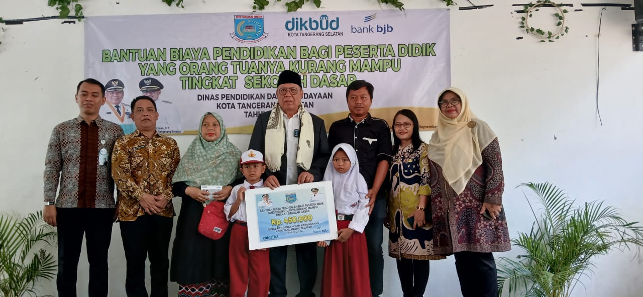 Walikota Tangerang Selatan Benyamin Davnie (tengah) secara simbolis menyerahkan bantuan pendidikan. (Dok. RM)