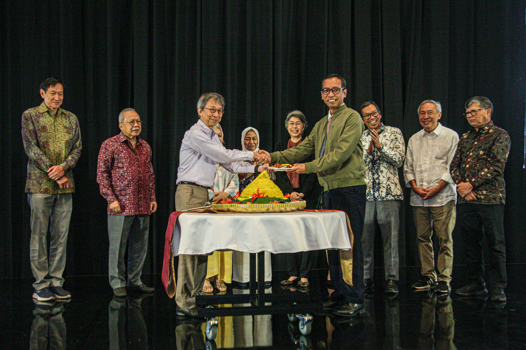 Presiden Direktur PT Pembangunan Jaya Trisna Muliadi ( kiri) memberikan potongan tumpeng kepada Kepala Badan Pembinaan Badan Usaha Milik Daerah (BP BUMD) DKI Jakarta Nasruddin Djoko Surjono di HUT 63 PT Pembangunan Jaya di DoubleTree Hotel, Bintaro Jaya,
