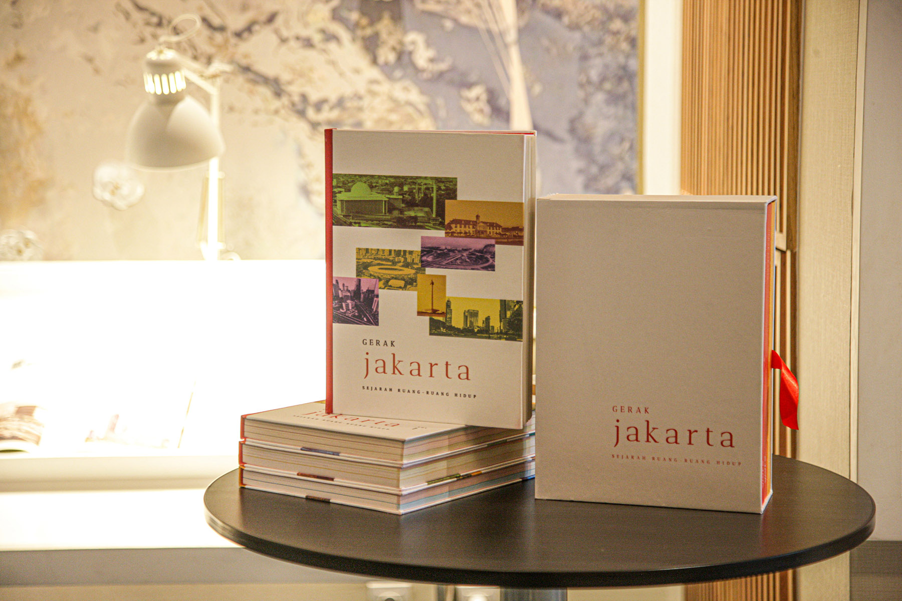 Buku Gerak Jakarta. (Hanung Hambara/Jawa Pos)
